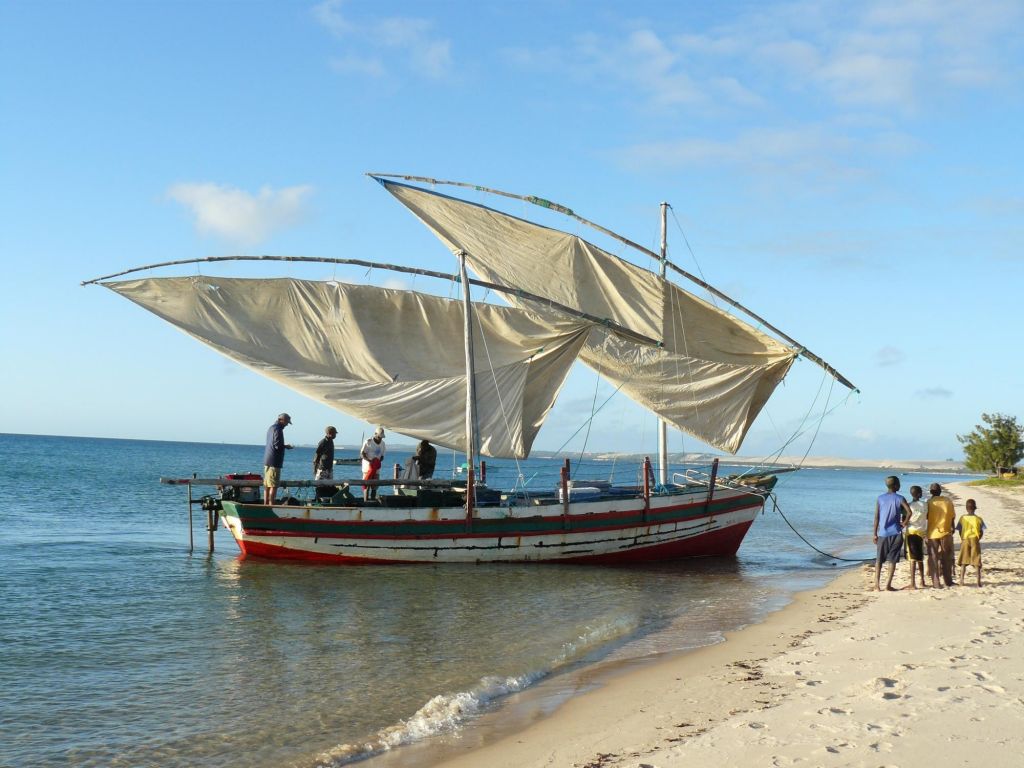 bateau traditionnel sur la plage