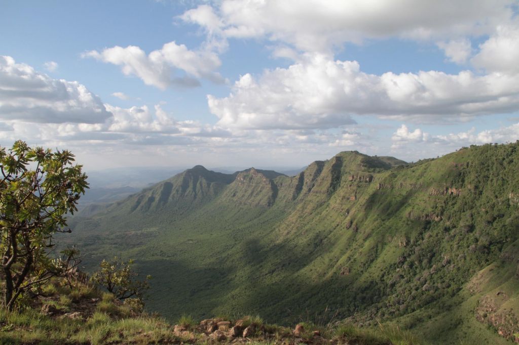 Samburu qui regarde la vallée du rift